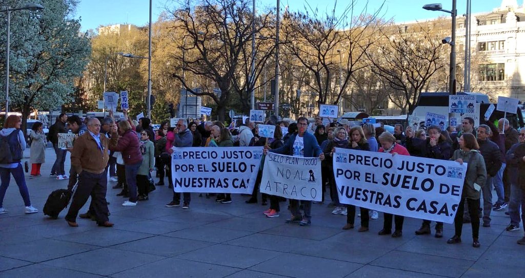 lauralruiz's tweet photo. Cientos de vecinos y vecinas han estado hoy frente al Ayuntamiento durante el Pleno para exigir precios justos por el suelo de las #viviendas y que no se especule con las que llevan siendo sus casas 30 años. Afectados del #Plan18000 organizados en plataforma https://t.co/H5L8Ftrdvg