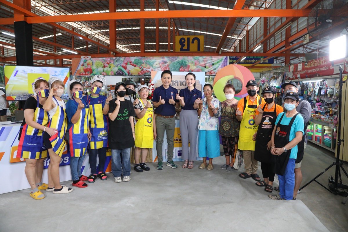 thaich8's tweet photo. คุยข่าวเช้าสัญจรผ่านไปอย่างแฮปปี้อีกหนึ่งตลาด ที่ตลาดเอซี สายไหม วันนี้มีภาพความรักความสุขระหว่างแฟนข่าวตัวจริง กับ 2 ผู้ประกาศข่าว อู๋-สถาพร @sathaporn_ch8 และ หลี่แช-วิยดา @leeshare_ch8new มาฝากค่ะ เสาร์1เมษายน เราจะสัญจรไปตลาดศาลายา อย่าลืมมาเจอกันเยอะ ๆ นะคะ https://t.co/R5HRgQLGmn
