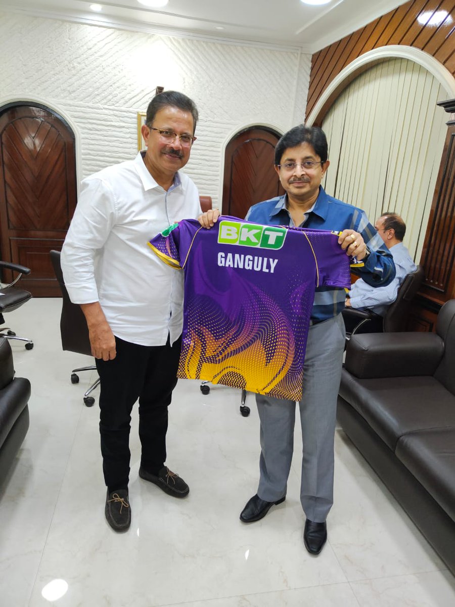 KKR's Venky Mysore handing over a special KKR jersey of #MyFabXI to CAB President Snehasish Ganguly at the #EdenGardens. #CAB