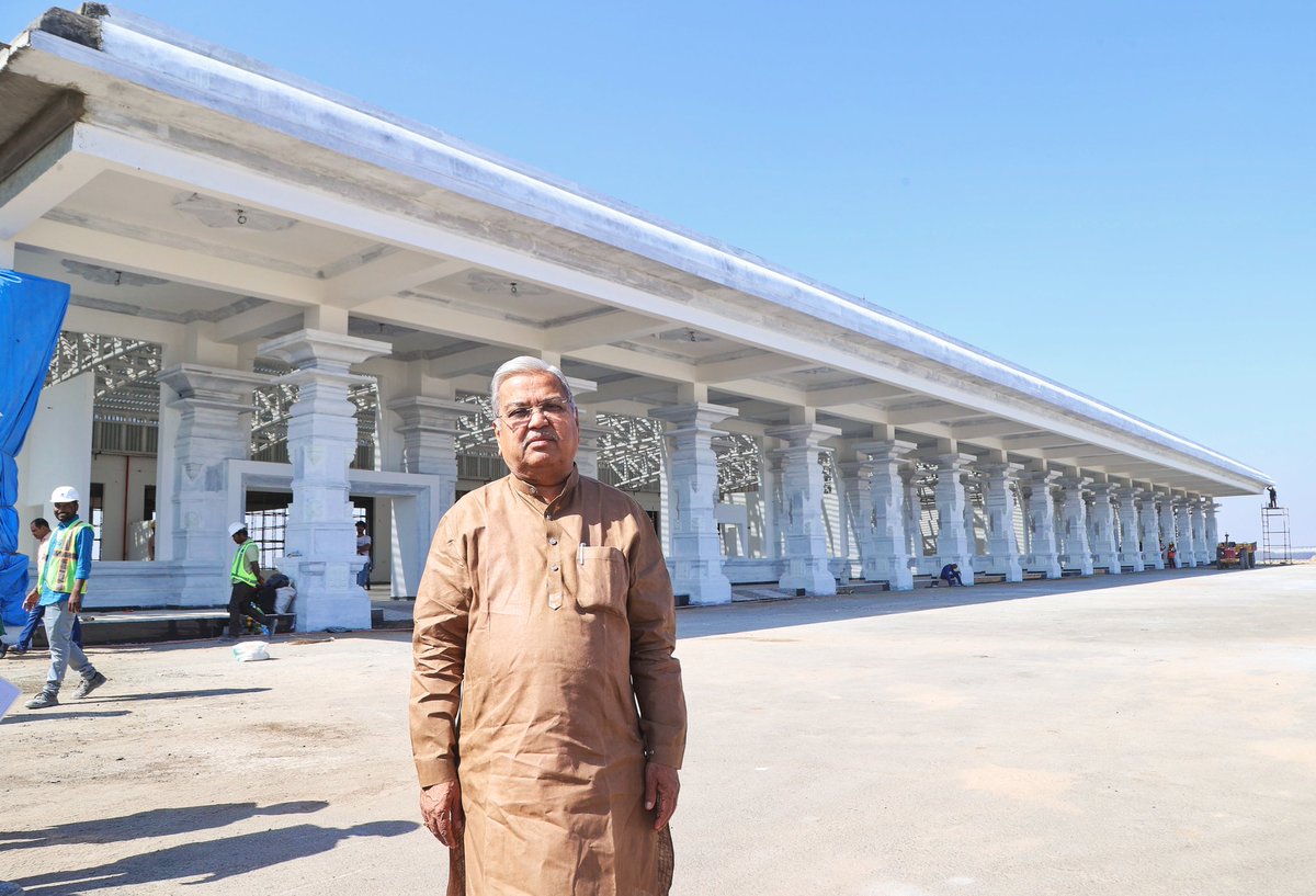 govind_karjol's tweet photo. "ಉದ್ಘಾಟನೆಗೆ ಸಿದ್ದಗೊಂಡ ವಿಜಯಪುರ ವಿಮಾನ ನಿಲ್ದಾಣ"

ಇಂದು ವಿಜಯಪುರದ ಶ್ರೀ ಬಸವೇಶ್ವರ ವಿಮಾನ ನಿಲ್ದಾಣ ನಿರ್ಮಾಣದ ಕಾಮಗಾರಿಯನ್ನು ಪರಿಶೀಲನೆ ನಡೆಸಿ ಅಧಿಕಾರಿಗಳಿಂದ ಮಾಹಿತಿ ಪಡೆದೇನು. ಕಾಮಗಾರಿಯು ಅಂತಿಮ ಹಂತದಲ್ಲಿದ್ದು, ಶೀಘ್ರದಲ್ಲೇ ಉದ್ಘಾಟನೆಗೊಂಡು ವಿಜಯಪುರ ಜನತೆಗೆ ವಿಮಾನದಲ್ಲಿ ಸಂಚರಿಸುವ ಅವಕಾಶ ದೊರೆಯಲಿದೆ. 

ವಿಜಯಪುರ ವಿಮಾನ ನಿಲ್ದಾಣದಿಂದ ಐತಿಹಾಸಿಕ ವಿಜಯಪುರ ಜಿಲ್ಲೆಯ ಪ್ರವಾಸೋದ್ಯಮಕ್ಕೆ ಹೆಚ್ಚಿನ ಉತ್ತೇಜನ ದೊರಕಲಿದ್ದು, ತೋಟಗಾರಿಕೆ,ಕೈಗಾರಿಕೆ, ಸೇರಿದಂತೆ ಹಲವು ಕ್ಷೇತ್ರಗಳ ಸಮಗ್ರ ಅಭಿವೃದ್ಧಿಗೆ ಪೂರಕವಾಗಲಿದೆ. ಇದರೊಂದಿಗೆ ಕೂಡಲ ಸಂಗಮ, ಆಲಮಟ್ಟಿ, ಕೊಲ್ಲಾಪುರ, ಸೊಲ್ಲಾಪುರ, ಹೀಗೆ ಪ್ರಸಿದ್ಧ ತಾಣಗಳಿಗೆ ಭೇಟಿ ನೀಡಲು ಈ ವಿಮಾನ ನಿಲ್ದಾಣ ಪ್ರವಾಸಿಗರಿಗೆ ಅನುಕೂಲವಾಗಲಿದೆ.   

#ವಿಜಯಪುರ    #vijayapurairport  #ಬಸವೇಶ್ವರ