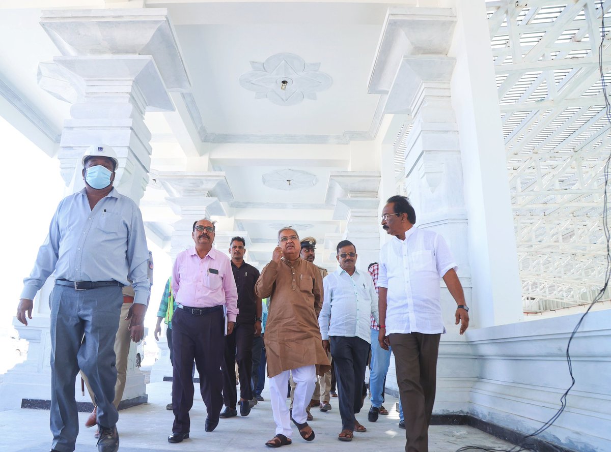 govind_karjol's tweet photo. "ಉದ್ಘಾಟನೆಗೆ ಸಿದ್ದಗೊಂಡ ವಿಜಯಪುರ ವಿಮಾನ ನಿಲ್ದಾಣ"

ಇಂದು ವಿಜಯಪುರದ ಶ್ರೀ ಬಸವೇಶ್ವರ ವಿಮಾನ ನಿಲ್ದಾಣ ನಿರ್ಮಾಣದ ಕಾಮಗಾರಿಯನ್ನು ಪರಿಶೀಲನೆ ನಡೆಸಿ ಅಧಿಕಾರಿಗಳಿಂದ ಮಾಹಿತಿ ಪಡೆದೇನು. ಕಾಮಗಾರಿಯು ಅಂತಿಮ ಹಂತದಲ್ಲಿದ್ದು, ಶೀಘ್ರದಲ್ಲೇ ಉದ್ಘಾಟನೆಗೊಂಡು ವಿಜಯಪುರ ಜನತೆಗೆ ವಿಮಾನದಲ್ಲಿ ಸಂಚರಿಸುವ ಅವಕಾಶ ದೊರೆಯಲಿದೆ. 

ವಿಜಯಪುರ ವಿಮಾನ ನಿಲ್ದಾಣದಿಂದ ಐತಿಹಾಸಿಕ ವಿಜಯಪುರ ಜಿಲ್ಲೆಯ ಪ್ರವಾಸೋದ್ಯಮಕ್ಕೆ ಹೆಚ್ಚಿನ ಉತ್ತೇಜನ ದೊರಕಲಿದ್ದು, ತೋಟಗಾರಿಕೆ,ಕೈಗಾರಿಕೆ, ಸೇರಿದಂತೆ ಹಲವು ಕ್ಷೇತ್ರಗಳ ಸಮಗ್ರ ಅಭಿವೃದ್ಧಿಗೆ ಪೂರಕವಾಗಲಿದೆ. ಇದರೊಂದಿಗೆ ಕೂಡಲ ಸಂಗಮ, ಆಲಮಟ್ಟಿ, ಕೊಲ್ಲಾಪುರ, ಸೊಲ್ಲಾಪುರ, ಹೀಗೆ ಪ್ರಸಿದ್ಧ ತಾಣಗಳಿಗೆ ಭೇಟಿ ನೀಡಲು ಈ ವಿಮಾನ ನಿಲ್ದಾಣ ಪ್ರವಾಸಿಗರಿಗೆ ಅನುಕೂಲವಾಗಲಿದೆ.   

#ವಿಜಯಪುರ    #vijayapurairport  #ಬಸವೇಶ್ವರ