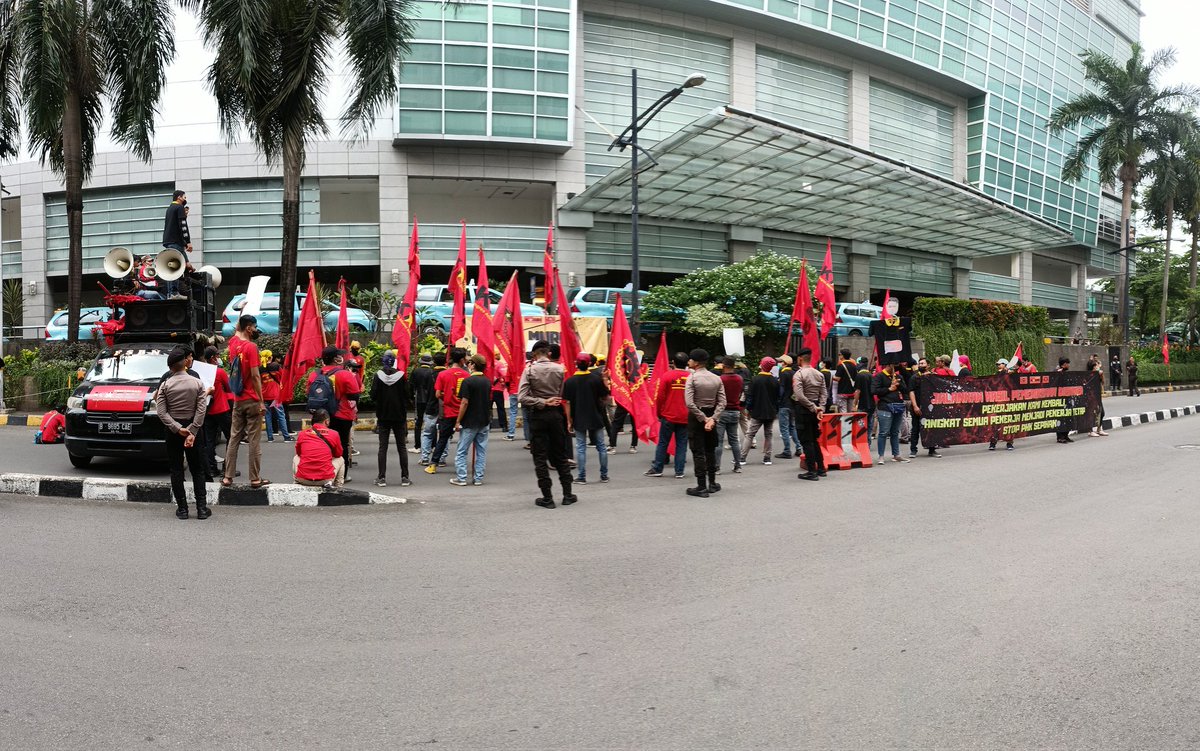 media_SPMJ's tweet photo. Masa aksi Serikat Buruh Duta Sentosa Yasa (SB DSY) FSPJR - KASBI, di depan kantor pusat Plaza Semanggi Jakarta, meminta perusahaan untuk menjalankan Nota Pemeriksaan Dinas Tenaga Kerja yang isinya para pekerja PT. Duta Sentosa Yasa, dinyatakan sebagai pekerja tetap (PKWTT) https://t.co/PB0k1Hjvld