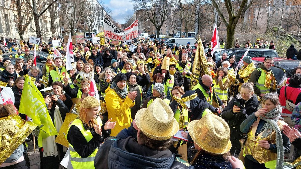 Für alle, die den #Streik unangemessen fanden:
Nicht die, die streiken sind schuld, sondern die, die schlechte Löhne zahlen.
#verdi
#zusammengehtmehr
#500mehr