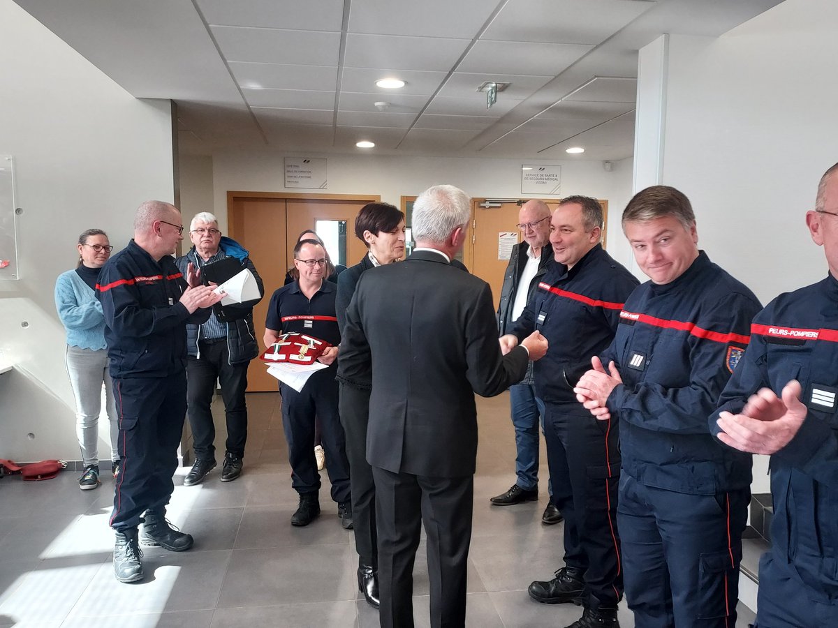 sdis53's tweet photo. Mise à l'honneur de personnels du @sdis53 lors d'une remise de médailles et d'une promotion de grade par Mme @Prefet53 M. @olivierrichefou et le colonel @MarcHoreau devant les elus du #casdis
#remerciements aux #médaillés pour leur investissement et #félicitations aux #promus https://t.co/r0GykB8hyf