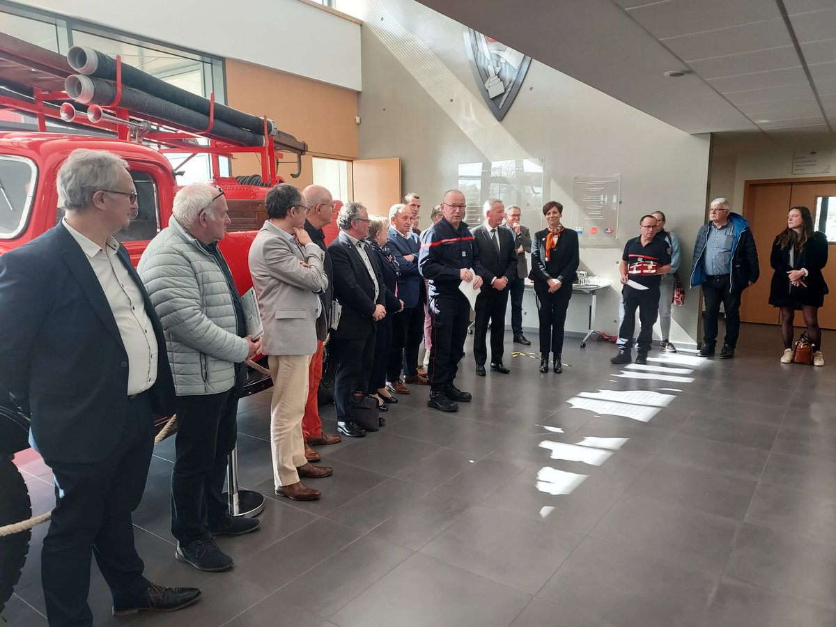sdis53's tweet photo. Mise à l'honneur de personnels du @sdis53 lors d'une remise de médailles et d'une promotion de grade par Mme @Prefet53 M. @olivierrichefou et le colonel @MarcHoreau devant les elus du #casdis
#remerciements aux #médaillés pour leur investissement et #félicitations aux #promus https://t.co/r0GykB8hyf
