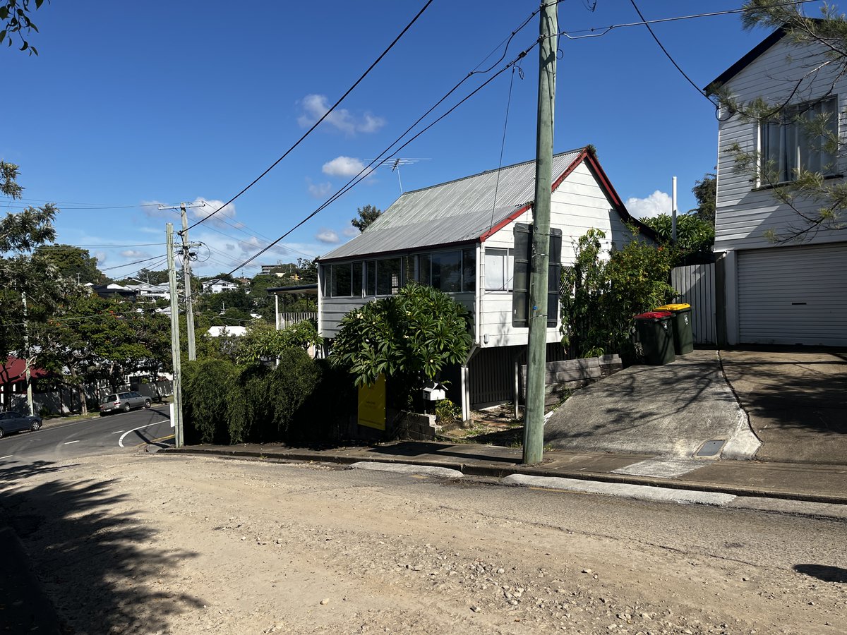 qhongtran's tweet photo. This small house is for sale for $1 million AUD dollars. 

I may need to buy it. 😅🤠

What have the older generation done to us? 👴🏻👵🏻

#Queensland #Australia #Highgatehill https://t.co/KvzoZo9Blz