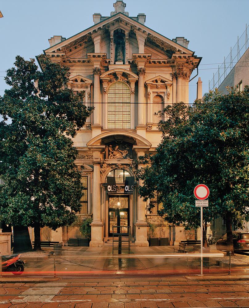 When your office is in heaven...Architect Massimiliano Locatelli converted a 16th-century church in Milan—complete with original frescoes, an altar and a crypt—into the perfect workspace for his growing firm...wsj.com/amp/articles/t…
