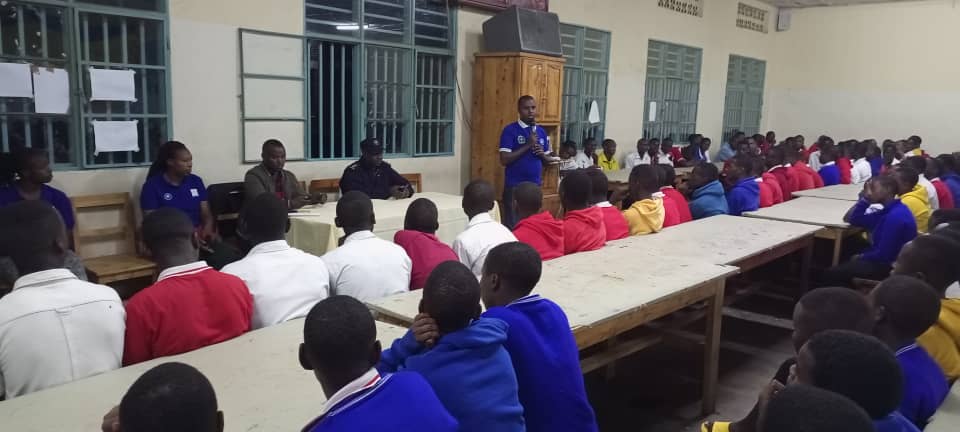 YouthMusanze's tweet photo. Umuhuzabikorwa w'urubyiruko rw'abakorerabushake muri @MusanzeDistrict @RobertByiri yasabye Urubyiruko rwa ETEFOP kuza bakaba abakorerabushake  bagakorera Igihugu bitabira gukora Ibikorwa by'ubwitange n'ubukorerabushake bafatanya  na bagenzi babo @Rwandapolice @KubanaRichard https://t.co/6g7SrC9Dsl