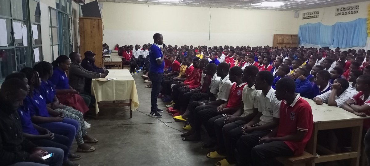 YouthMusanze's tweet photo. Umuhuzabikorwa w'urubyiruko rw'abakorerabushake muri @MusanzeDistrict @RobertByiri yasabye Urubyiruko rwa ETEFOP kuza bakaba abakorerabushake  bagakorera Igihugu bitabira gukora Ibikorwa by'ubwitange n'ubukorerabushake bafatanya  na bagenzi babo @Rwandapolice @KubanaRichard https://t.co/6g7SrC9Dsl