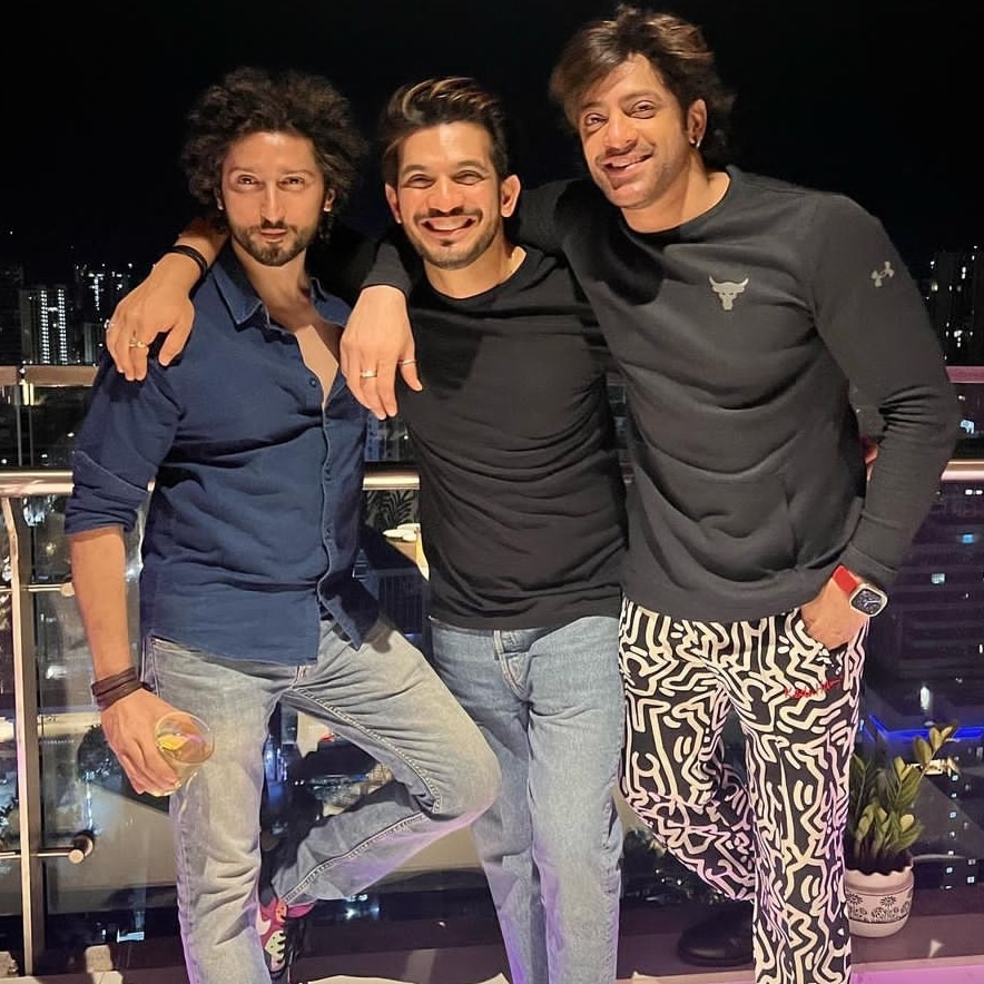 Priyasb05's tweet photo. #KunalKaranKapoor ❤️❤️ #Friends #LeftRightLeft #ZiddiDilMaaneNa https://t.co/Xh327DjIiM