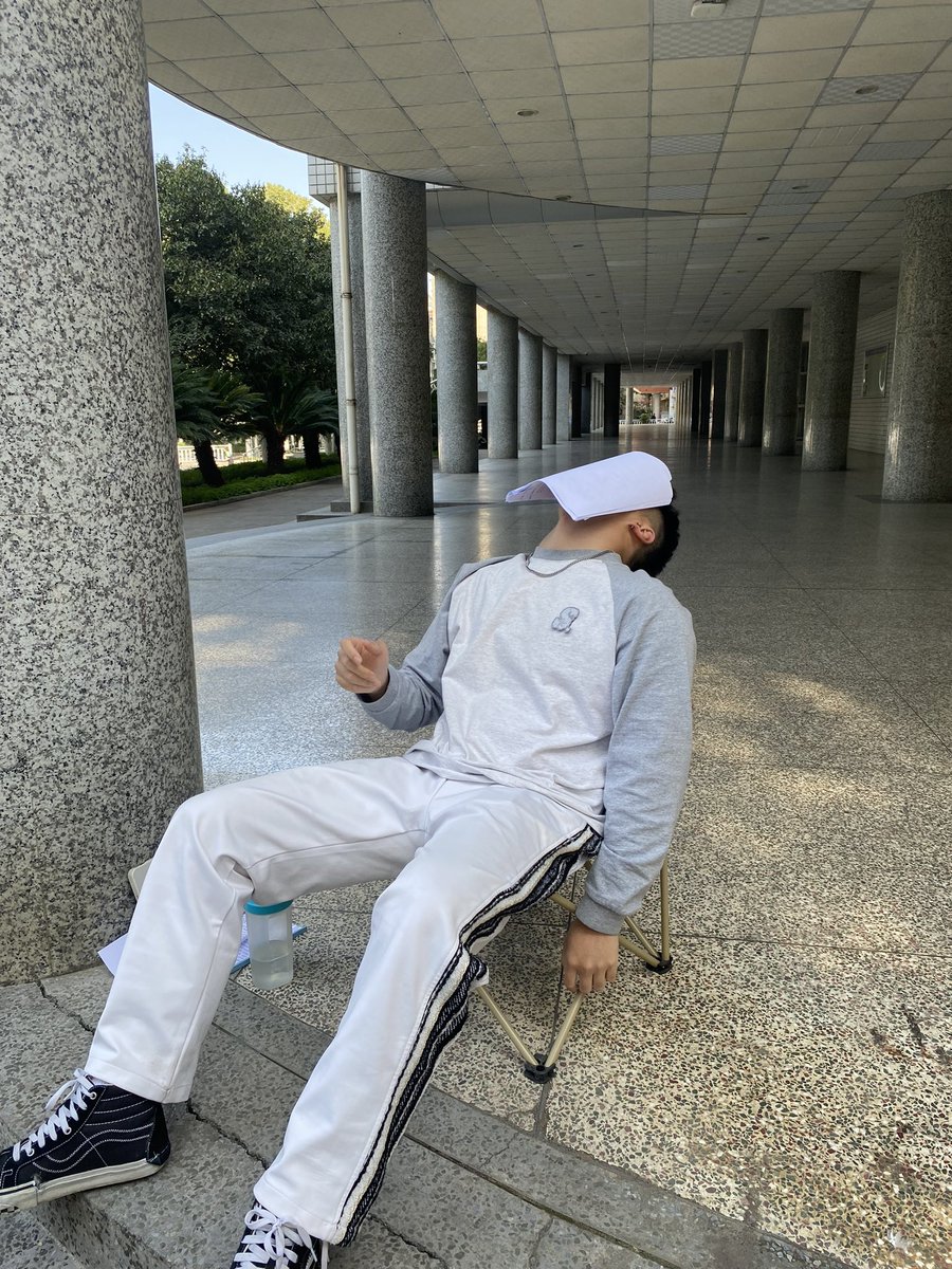Cccheung_'s tweet photo. Sunbathing https://t.co/pgaon4E1jU