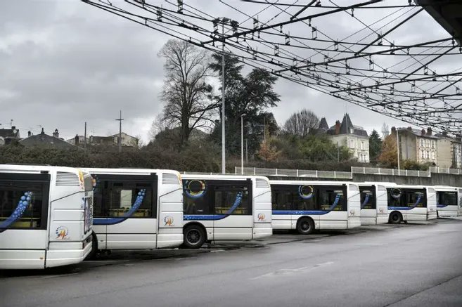 lepopulaire_fr's tweet photo. Réforme des retraites : le dépôt de bus de la TCL bloqué ce mardi matin à #Limoges 

https://t.co/ntwimn3aoj https://t.co/F4BB5R0arT