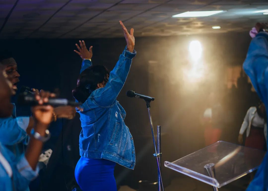 gloryzoneglobal's tweet photo. There is this moment of refreshing we live for!!!
Moments of worship where we get to be kids again, lifting hands without a care in the world.
Cc: @gloryzonemusic
#forthebillionsyetuntold
#gloryzone
#gloryzoneexperience #gloryzonemusic https://t.co/GeNyM8gRS0