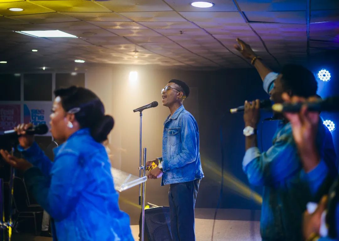 gloryzoneglobal's tweet photo. There is this moment of refreshing we live for!!!
Moments of worship where we get to be kids again, lifting hands without a care in the world.
Cc: @gloryzonemusic
#forthebillionsyetuntold
#gloryzone
#gloryzoneexperience #gloryzonemusic https://t.co/GeNyM8gRS0
