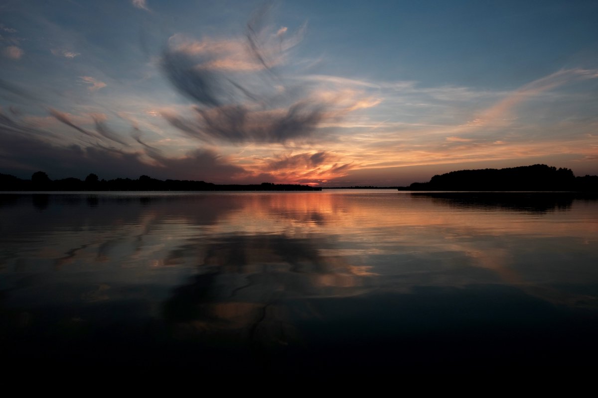 De zon die langzaam in het meer zakt, creëert een magisch kleurenpalet aan de horizon 🌅 🌊

Het Lauwersmeer biedt een adembenemend uitzicht bij zonsondergang! 😍👌

Foto 📸 september 2022
#mooigrunnen #mooigrunneninbeeld #lauwersmeer