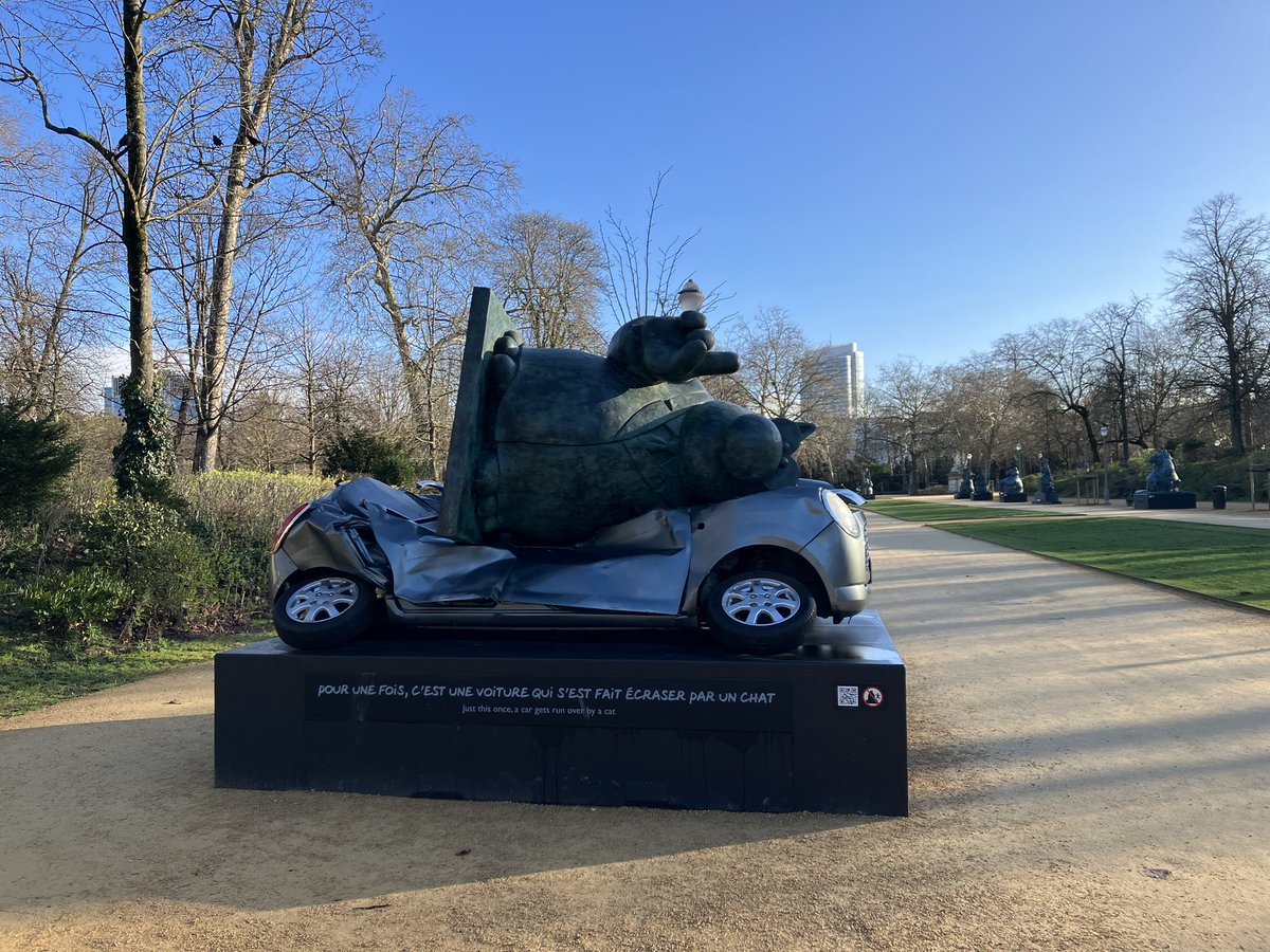 DAVIDSTEVENS83's tweet image. Normally the roles are reversed in a collision. Just this once, a car gets run over by a cat… #goforzero 
@fietsprofessor @WorldBollard