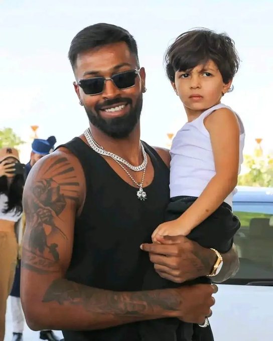 BabuParody's tweet photo. क्या मै वही सोच रहा जो आप सोच रहे🤣

Why hardik pandya's son look like a Shahrukh Khan...

#HardikPandya #ShahRukhKhan𓀠 https://t.co/yjOPxdv6Xj