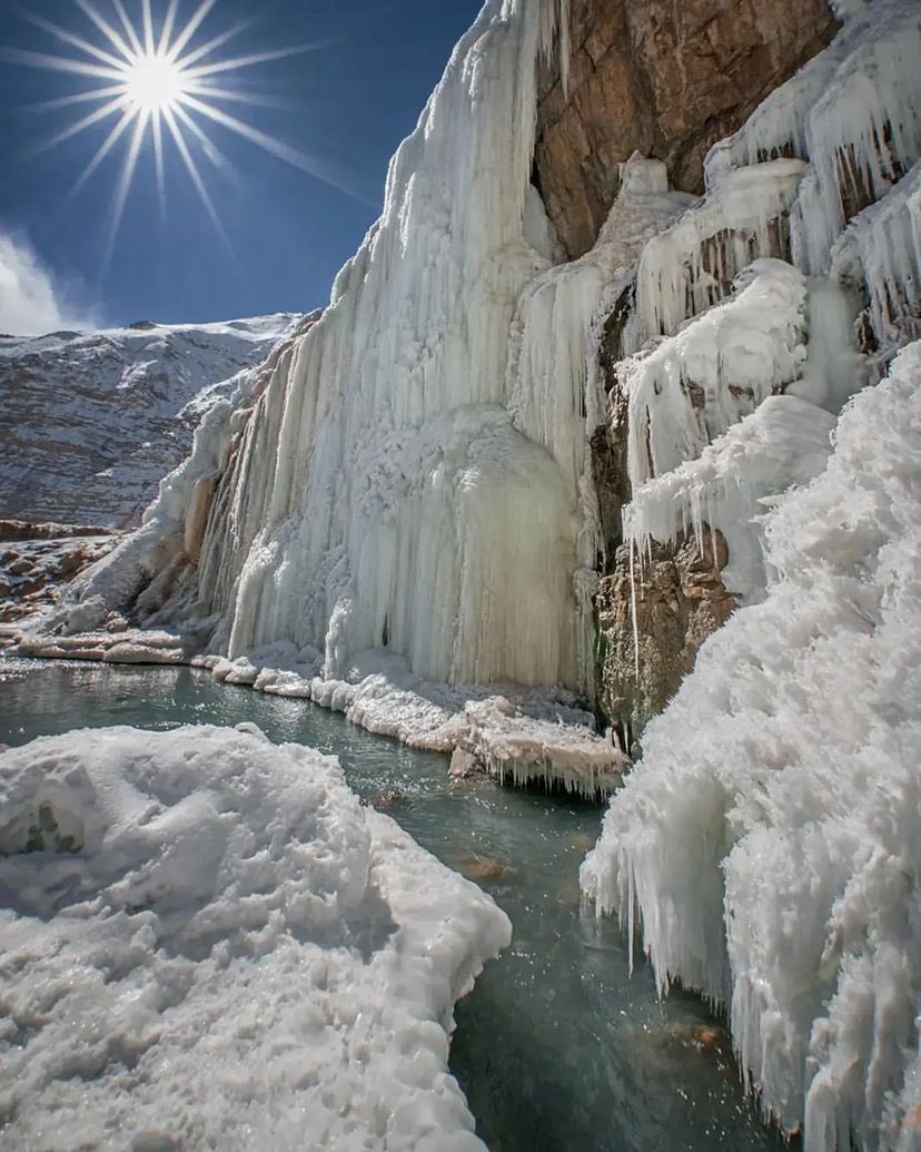 GoHimachal_'s tweet photo. We found this gigantic frozen waterfall at Spiti Himachal Pradesh 

Retweet and let the world know https://t.co/m0JyO5FjKB