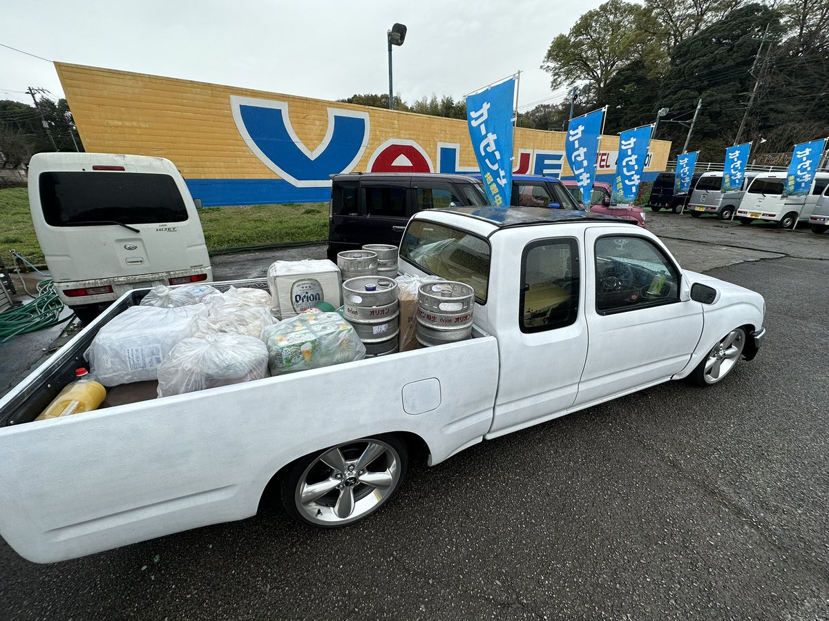 wake0818's tweet photo. 2年ぶりにクルマ買いました。
納車２日目からバリバリ仕事してもらってます。
荷物下ろしてから沖縄に持って行きます。

この車屋さんは置かせてもらっただけで関係ありません。

#オリオンビール https://t.co/DosN7BEVMC