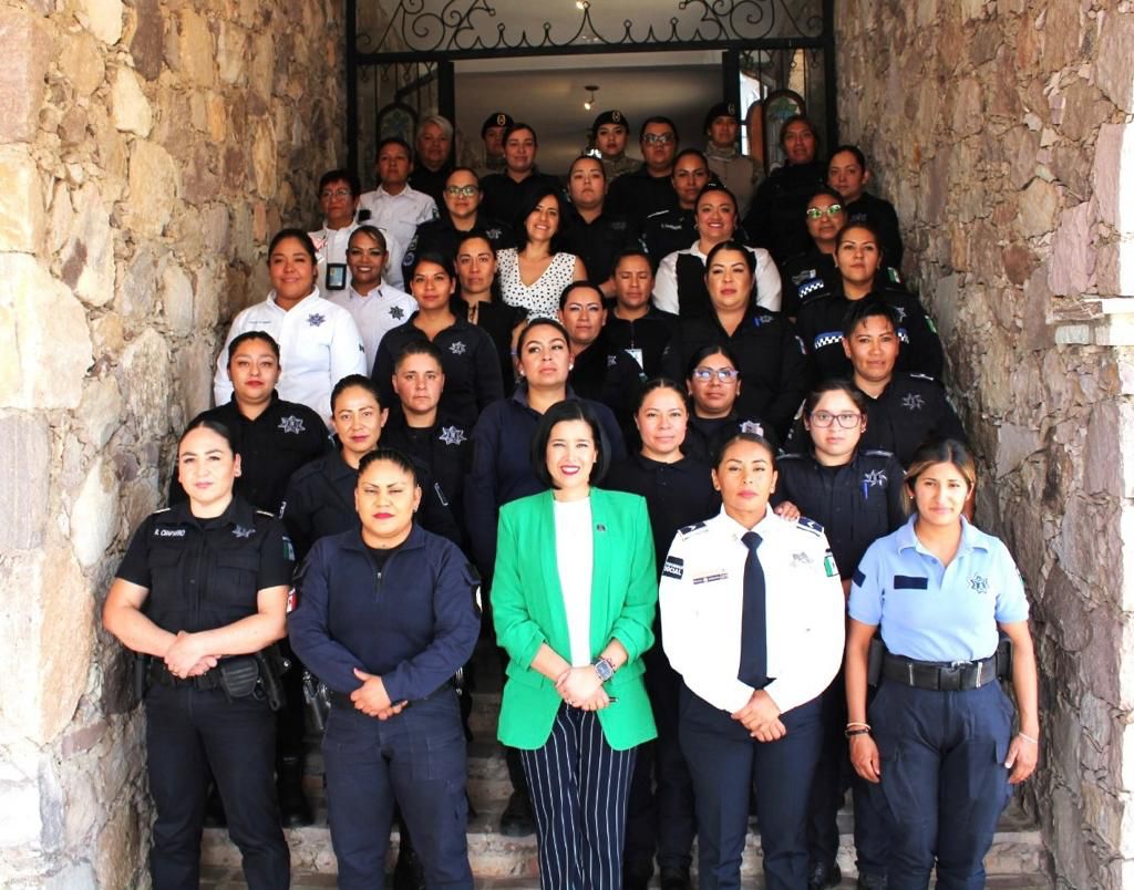 edgarfabianvf's tweet photo. La #SESEP de @gobiernogto, @SophiaHuett , puso en marcha el curso “Fortalecimiento de liderazgo de las mujeres en instituciones de seguridad”, con el apoyo de la @UdeGuanajuato; participan 35 mujeres de: Dolores Hidalgo, Irapuato, Guanajuato, San Francisco del Rincón, Celaya, Pénjamo, Silao, San José Iturbide, León, Apaseo el Alto, Apaseo el Grande y Salvatierra.
Huett destacó el incremento en la participación de las mujeres en seguridad, en el ámbito municipal, al pasar del 6.7 por ciento al 10 por ciento, por lo que es momento de hacer equipo con los hombres, con mayor sensibilidad, emoción y corazón.
Por su parte, @RectorAgripino , reconoció la importancia de este curso, así como su realización en un espacio universitario.
En el evento inaugural, se contó además con la participación de la Magistrada, Rosa Medina Rodríguez, presidenta del @PoderJudicialGT y Katerine Córdova Saucedo, en representación del @IMUGto: