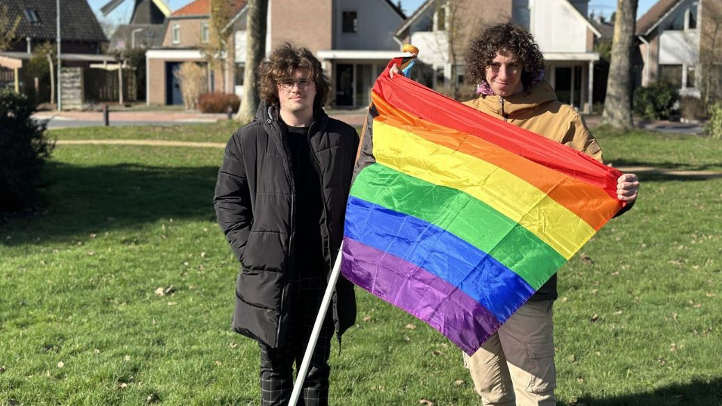 Zutphen krijgt eerste regenboogzebrapad na actie Jesse en Jelle ogld.nl/2hyn