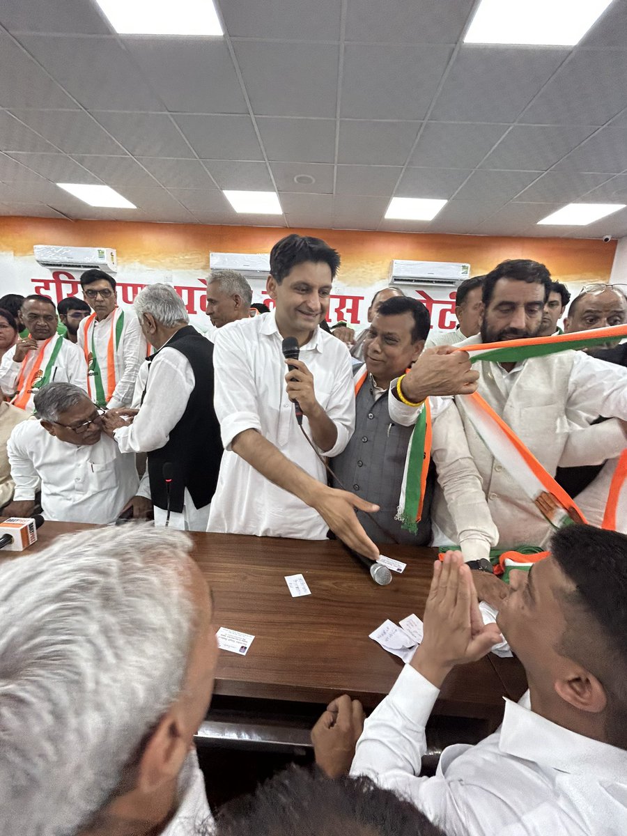 Lalit_K_Bansal's tweet photo. चंडीगढ़ कांग्रेस भवन में हरियाणा प्रदेश के पूर्व मुख्यमंत्री @BhupinderShooda जी, राज्य सभा सांसद @DeependerSHooda जी व हरियाणा कांग्रेस प्रदेश अध्यक्ष #उदयभान जी की अध्यक्षता में #कांग्रेस_परिवार की #सदस्यता_ग्रहण करी
@SevadalHRY @HaryanaPMC @INCHaryana @kumari_selja https://t.co/uBL4JZHuKQ
