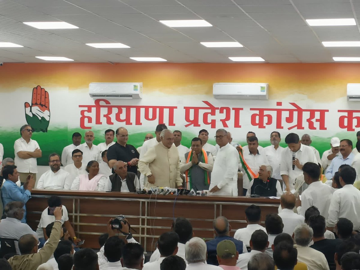 Lalit_K_Bansal's tweet photo. चंडीगढ़ कांग्रेस भवन में हरियाणा प्रदेश के पूर्व मुख्यमंत्री @BhupinderShooda जी, राज्य सभा सांसद @DeependerSHooda जी व हरियाणा कांग्रेस प्रदेश अध्यक्ष #उदयभान जी की अध्यक्षता में #कांग्रेस_परिवार की #सदस्यता_ग्रहण करी
@SevadalHRY @HaryanaPMC @INCHaryana @kumari_selja https://t.co/uBL4JZHuKQ
