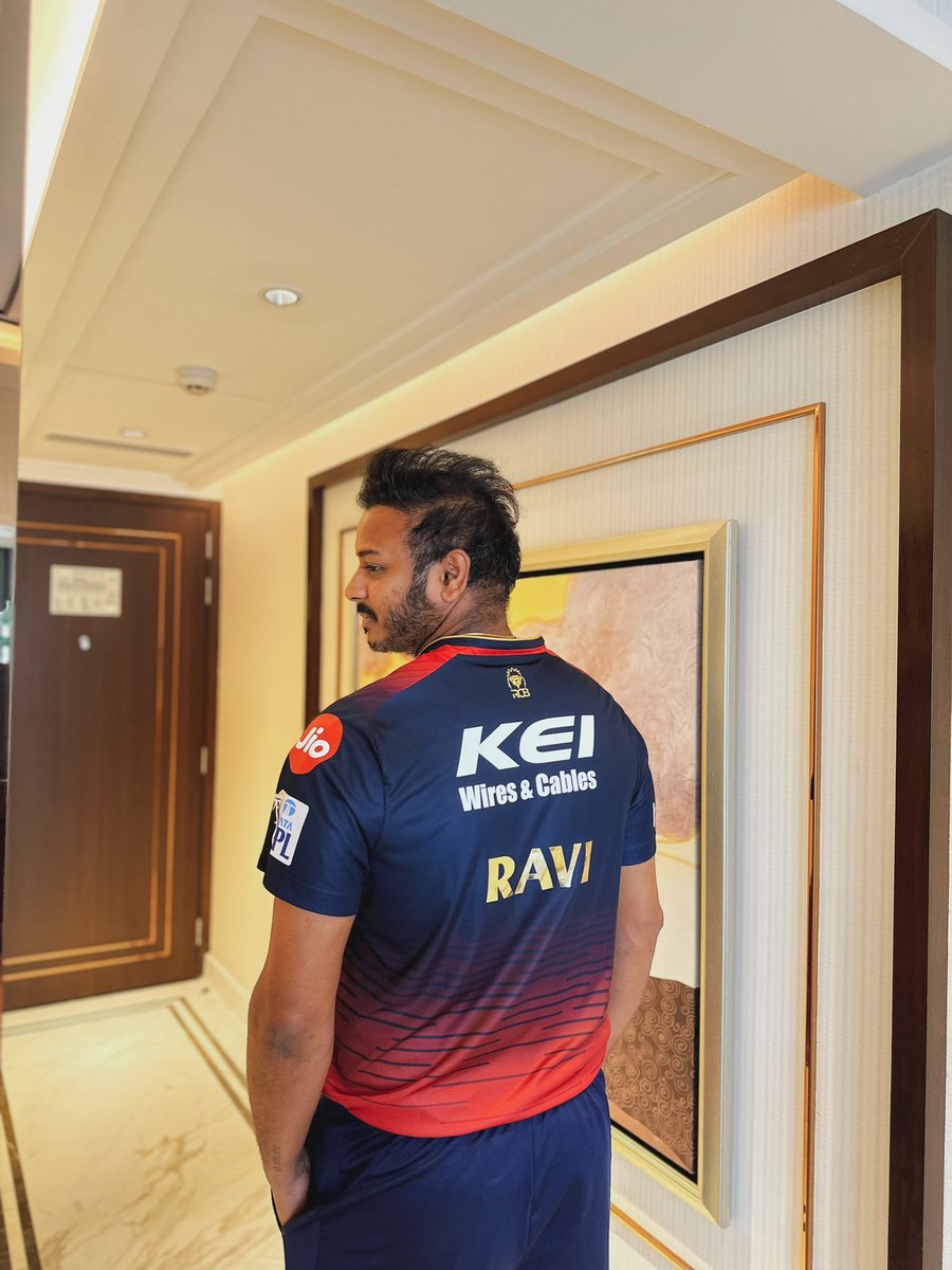 Loving the new <a href="/RCBTweets/">Royal Challengers Bengaluru</a> kit. 😀 Thank you for the lovely hospitality as always 👏🏻 #RCBunbox 
<a href="/IPL/">IndianPremierLeague</a> 

#royalchallengersbangalore #rcb #ipl2023  #eesalacupnamde