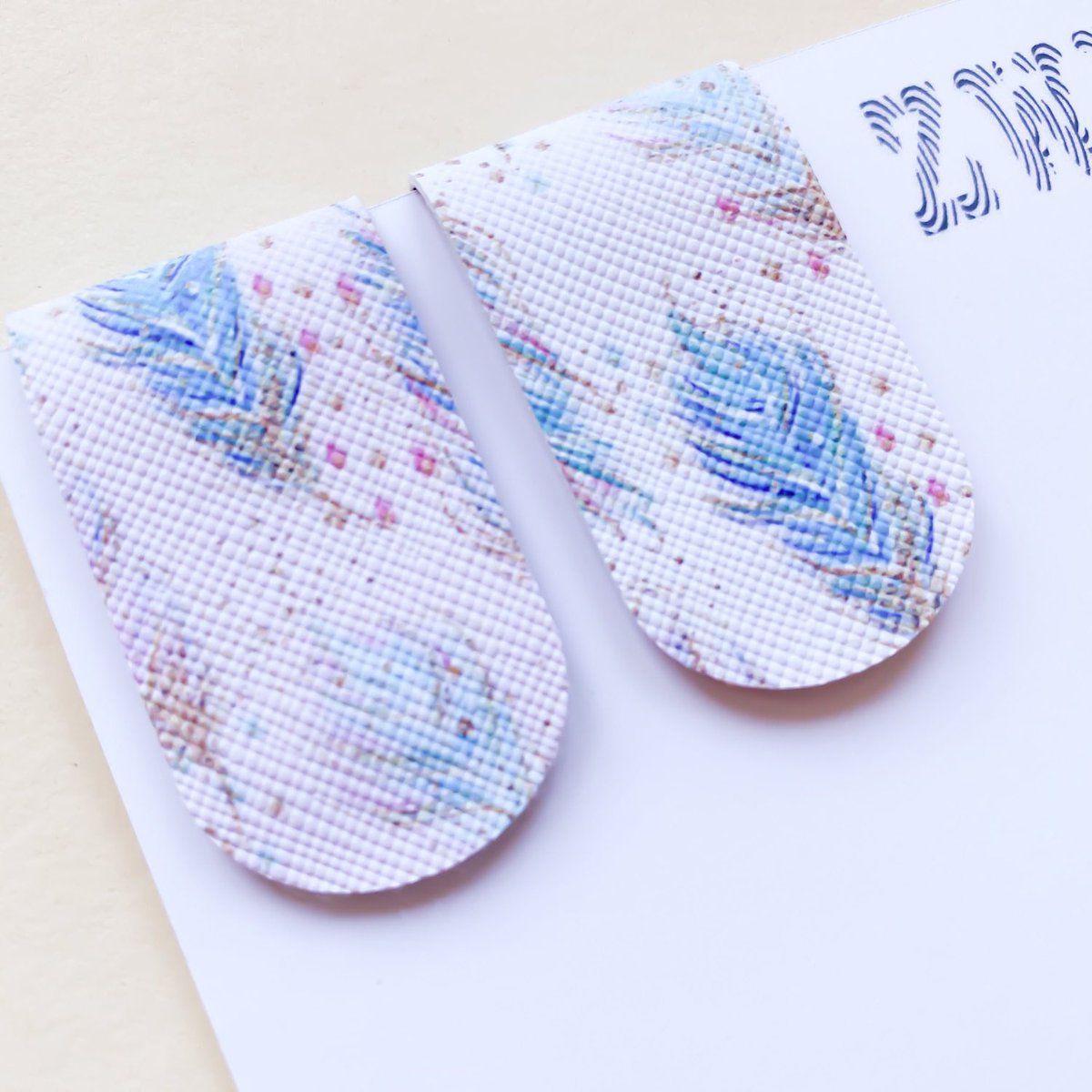 zwkaaccessories's tweet photo. BACK IN STOCK!
Peacock Feather Magnetic Bookmark Set -  Faux Leather Magnetic Bookmarks 
https://t.co/kyRlkc8nFX

#earlybird #mhhsbd #SBS #UKMakers #CraftBizParty #etsyshop #shopindie #SmartSocial https://t.co/wl7b7hsqFL