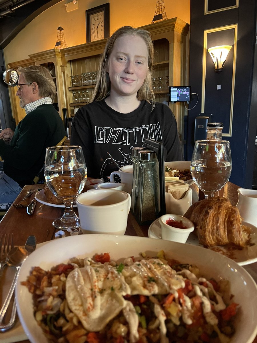 yeaclapp's tweet photo. I HOPE YOU HAD THE BEST BIRTHDAY EVER SARAH I LOVE YOU THE MOST ❤️❤️🥰💕💕🥰🥰🥰💯💯😳😳❤️ https://t.co/Ld97t2RWxR
