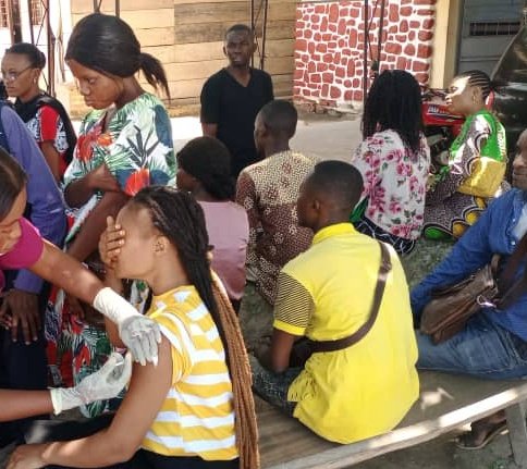 OMSRDCONGO's tweet photo. Tshopo 🇨🇩: les équipes mobiles de vaccination ont fait un plaidoyer remarquable auprès des autorités académiques &amp; étudiants de ISTM-Kisangani pour les convaincre à se faire vacciner contre la #COVID19 &amp; ne laisser personne derrière. Résultat: un millier de personnes vaccinées 💉 https://t.co/5CncMLIf4y