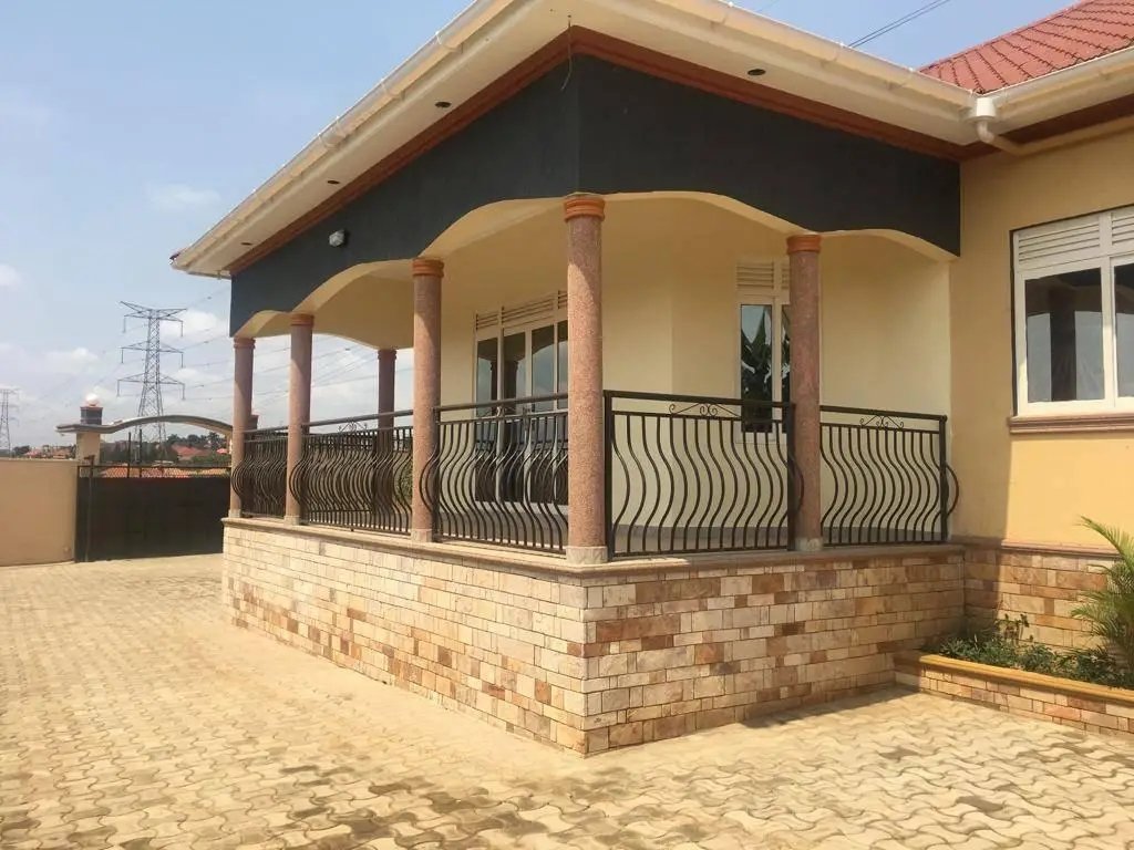 shukranproperty's tweet photo. A brand new beautiful House 🏠 for sale in Kyanja. #4bedrooms #3bathrooms sitting dining kitchen Plus boy's quarters on #22Decimals Enough compound ready title asking #410millions. WhatsApp or call 0706592177 https://t.co/7CWclkoMe4