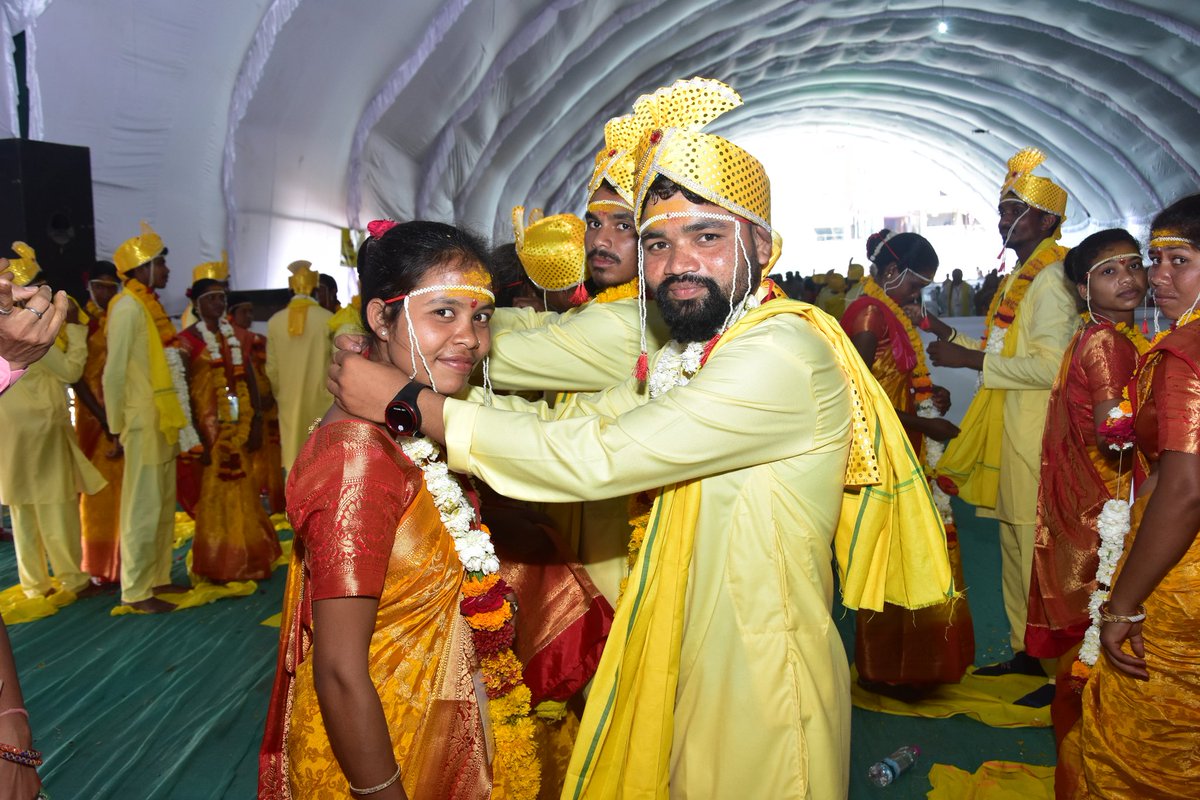 Squaremedia4's tweet photo. A mass wedding ceremony of 127 #tribal couples including 8 surrendered #Naxalite couples was conducted @Gadchiroli by Maitree Parivar Sanstha, Nagpur  and @SP_GADCHIROLI on 26th  March 2023. @PMOIndia https://t.co/iDZI9jLHqz