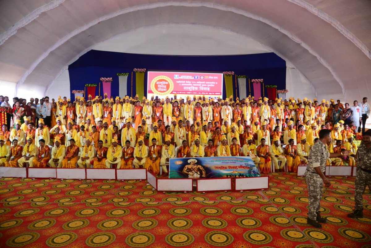 Squaremedia4's tweet photo. A mass wedding ceremony of 127 #tribal couples including 8 surrendered #Naxalite couples was conducted @Gadchiroli by Maitree Parivar Sanstha, Nagpur  and @SP_GADCHIROLI on 26th  March 2023. @PMOIndia https://t.co/iDZI9jLHqz