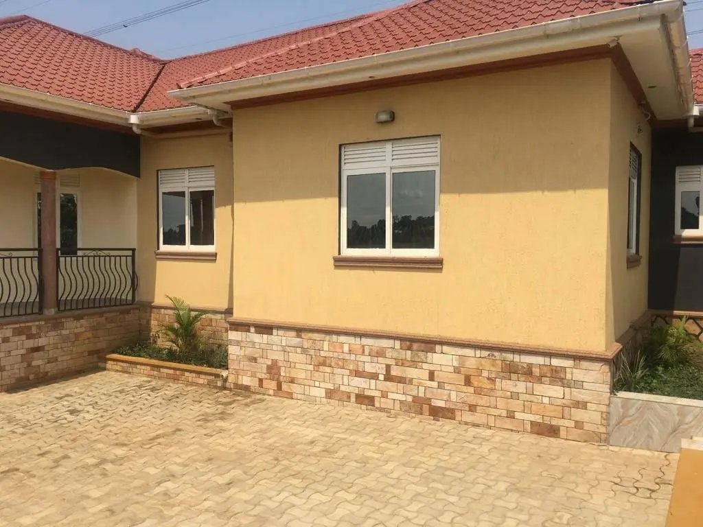 shukranproperty's tweet photo. A brand new beautiful House 🏠 for sale in Kyanja. #4bedrooms #3bathrooms sitting dining kitchen Plus boy's quarters on #22Decimals Enough compound ready title asking #410millions. WhatsApp or call 0706592177 https://t.co/7CWclkoMe4