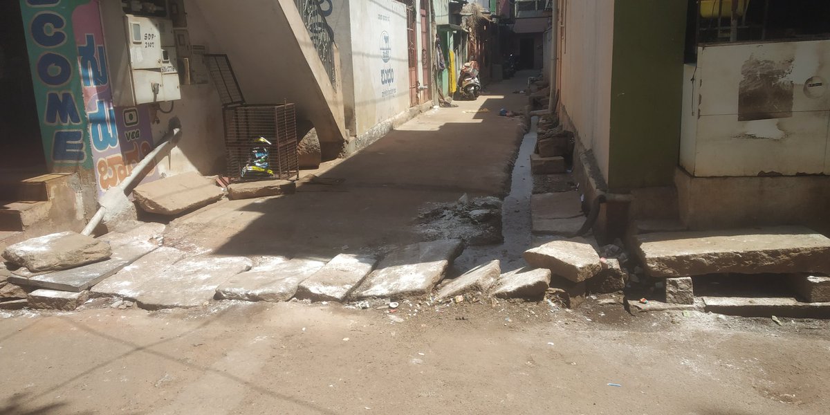 MdAsad886's tweet photo. ಶಿಡ್ಲಘಟ್ಟ ನಗರದ ನಗರಸಭೆ ಕಚೇರಿಯಿಂದ ಕೋಗಳತೆಯಲ್ಲಿರುವ ಕೋಟೆ ವೃತ್ತದ ಬಳಿ ಸರಿಯಾದ ಚರಂಡಿ ವ್ಯವಸ್ಥೆವಿಲ್ಲದಿರುವದರಿಂದ ನೀರು ಹರಿಯದೆ ಗೊಬ್ಬು ನಾರುತ್ತಿದ್ದು ಇಲ್ಲಿ ವಾಸವಿರುವ ಸಾರ್ವಜನಿಕರಿಗೆ ಬಹಳಷ್ಟು  ತೊಂದರೆಯಾಗುತ್ತಿದೆ. ದುರ್ವಾಸನೆಯಿಂದ ಆರೋಗ್ಯದ ಮೇಲೆ ದುಷ್ಪರಿಣಾಮವಾಗುತ್ತಿದ್ದು ಇದನ್ನು ಕೋಡಲೆ ಸರಿಪಡಿಸಿ.@dc_ckbpur https://t.co/bjJma8KY9k