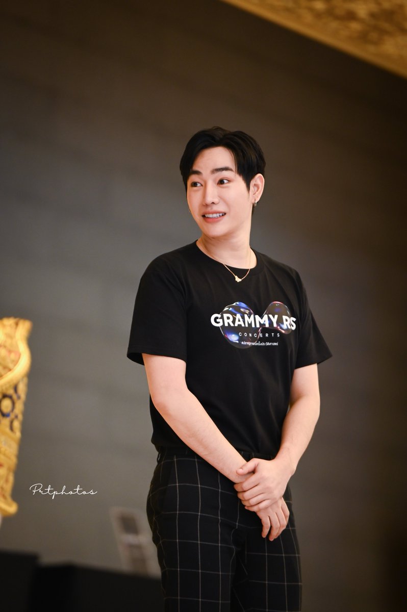 prtphotos_bkk's tweet photo. รอกดบัตรนะคะ อยากดูซ่าแต่แบบสั่นๆ🙈 
@peckpalit 

#GRAMMYRSConcerts
#ปรากฏการณ์ครั้งประวัติศาสตร์
#เป๊กผ���ิตโชค
#PeckPaLitChoke 
#prtphotos
#palitgallery https://t.co/KBE8tOdx8K