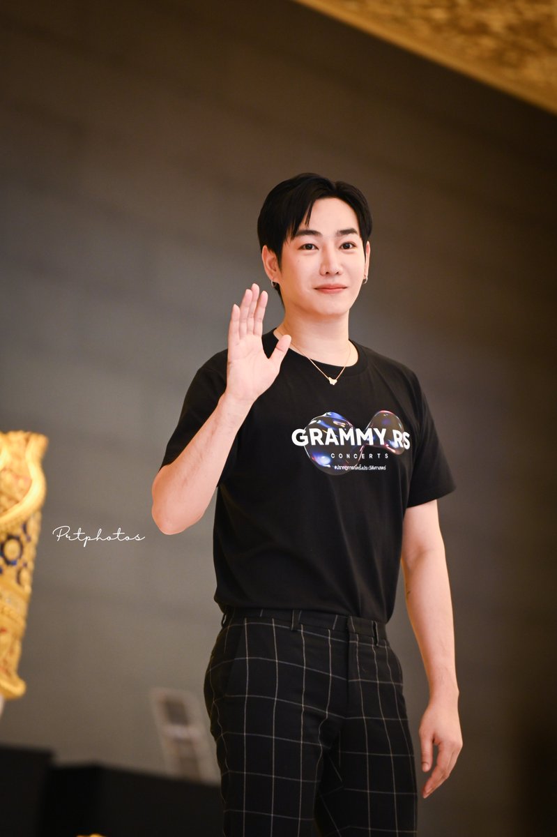 prtphotos_bkk's tweet photo. รอกดบัตรนะคะ อยากดูซ่าแต่แบบสั่นๆ🙈 
@peckpalit 

#GRAMMYRSConcerts
#ปรากฏการณ์ครั้งประวัติศาสตร์
#เป๊กผ���ิตโชค
#PeckPaLitChoke 
#prtphotos
#palitgallery https://t.co/KBE8tOdx8K