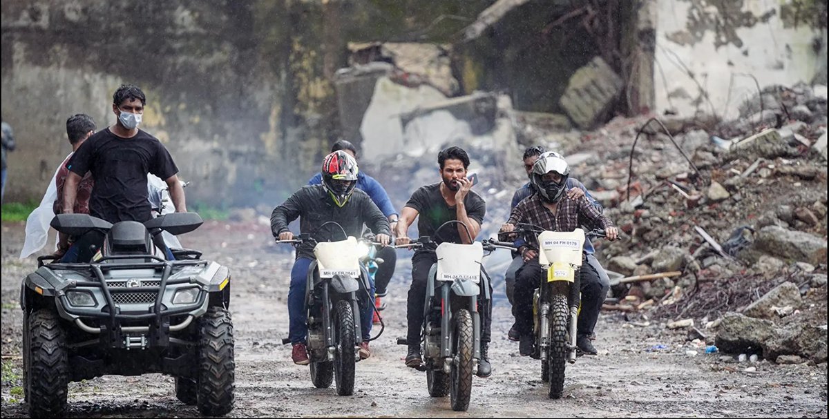 Shahid Kapoor on the set of #Farzi.

#FarziOnPrime #CandidShots 📸