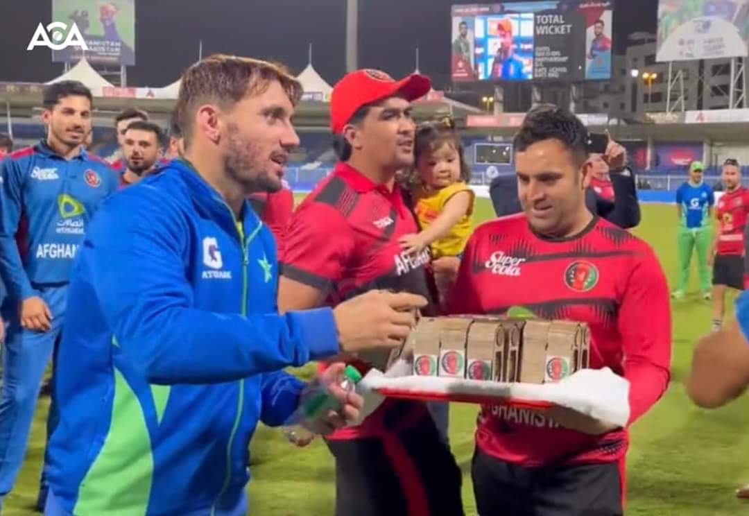 pKarokhail's tweet photo. Afghan national cricket players giving saffron to Pakistani cricket national players in UEA. https://t.co/YDhybOYuo0
