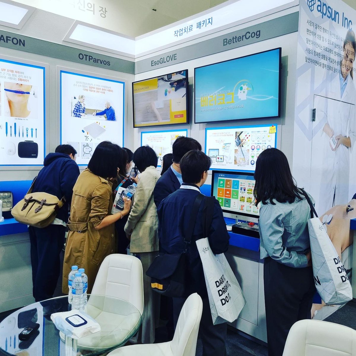 RocesoTech's tweet photo. Our Korean distribution partner @apsun_kr participated in the leading medical trade fair KIMES in Seoul from 23rd to 26th March and exhibited EsoGLOVE Hand Rehabilitation System. We received overwhelming interests and positive feedbacks from visitors. https://t.co/InEnQgoq7Z