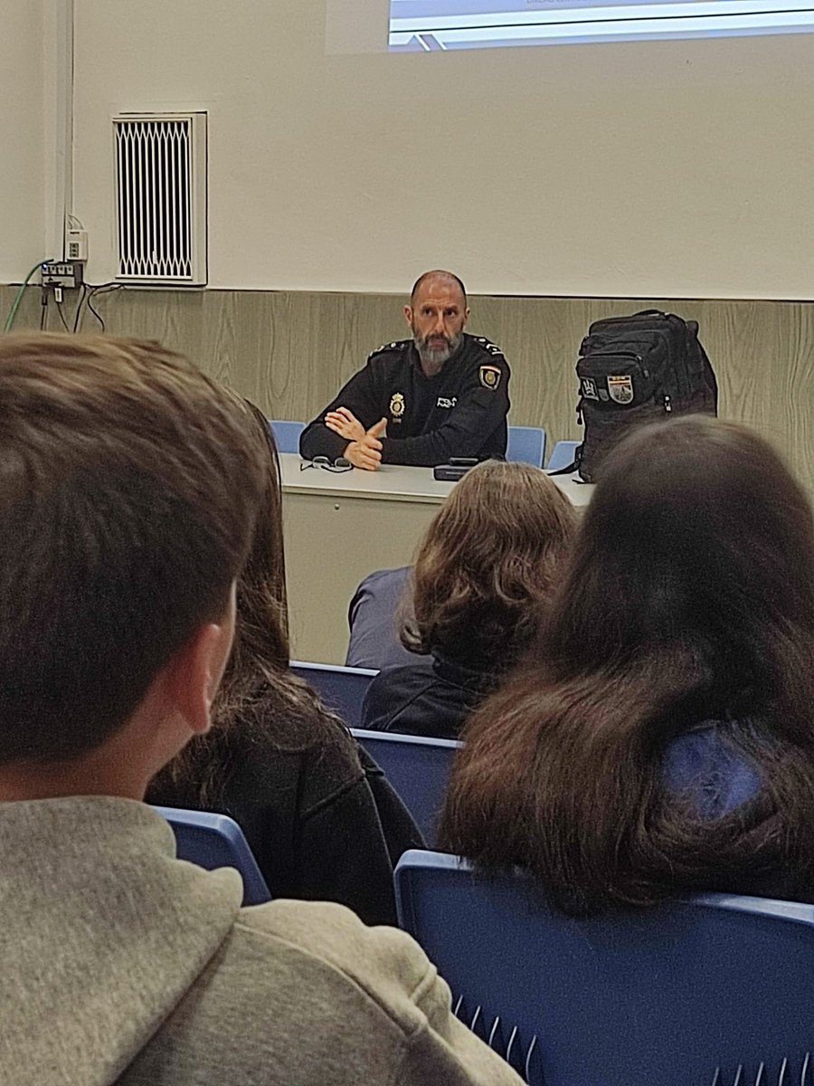 maristasevilla's tweet photo. En nuestro #colegio cultivamos la cultura de la #protección y creamos espacios de #educación, donde el alumnado aprenda sobre #acoso y #redes sociales de la mano de la @policia y se sientan protegidos.
#SomosEntornoSeguro 🛡️ #MásQueAulas #PlandeAcciónTutorial https://t.co/B1Y4YrDPC7