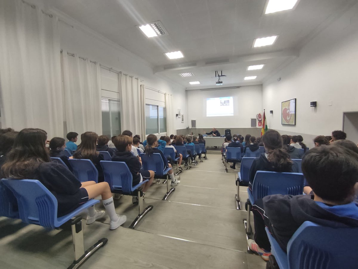 maristasevilla's tweet photo. En nuestro #colegio cultivamos la cultura de la #protección y creamos espacios de #educación, donde el alumnado aprenda sobre #acoso y #redes sociales de la mano de la @policia y se sientan protegidos.
#SomosEntornoSeguro 🛡️ #MásQueAulas #PlandeAcciónTutorial https://t.co/B1Y4YrDPC7