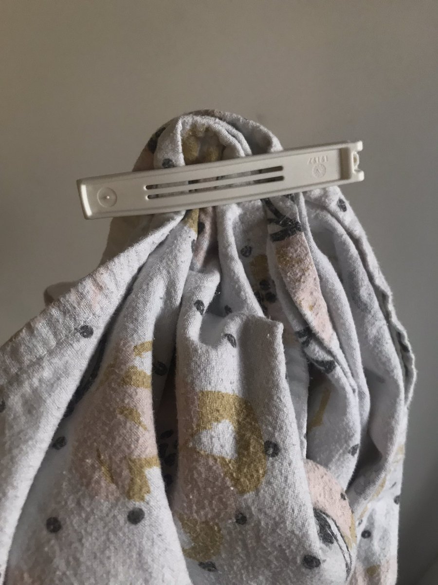 In de herhaling: #huishoudtip van Hester. Hoe voorkom je dat je #dekbedhoes de rest van je was ‘opeet’? Door een simpele broodzakclip.