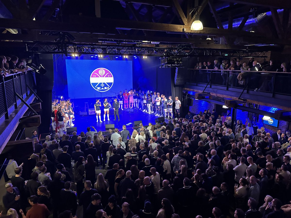 SigneREngelund's tweet photo. Midt i en hektisk seriestart bruker nesten samtlige ansatte i klubben timer, dager og uker på å arrangere en folkefest for fansen på Union Scene. Da er det rått at over 1200 mennesker bruker lørdagskvelden sin på Strømsgodset. Takk! For en kveld! https://t.co/wT9tGlYoT8