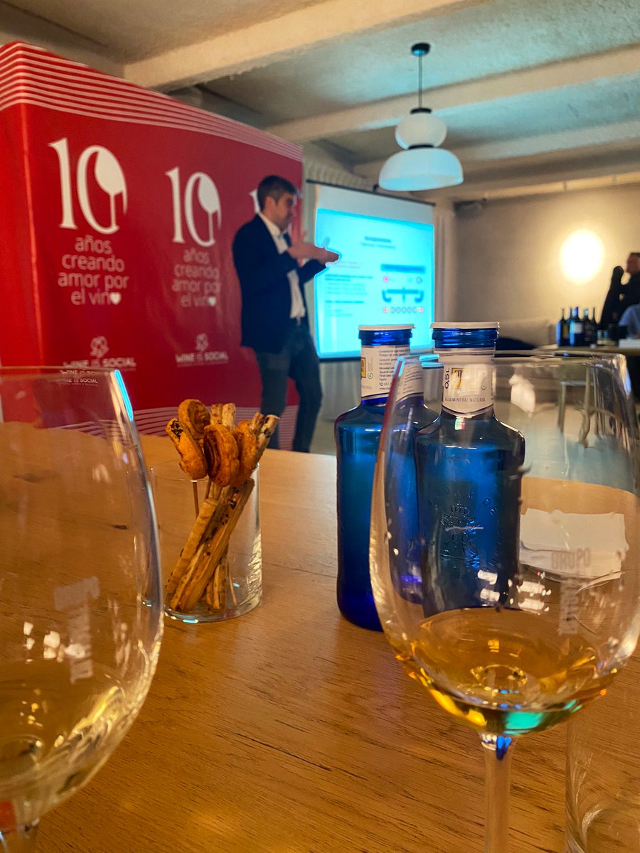guillemcarol's tweet photo. Primera celebració dels 10 anys de @wineissocial amb un tast d’alguns dels vins que van formar part de les primeres caixes de #WineisSocial fa 10 anys. https://t.co/XdGflvnV6r