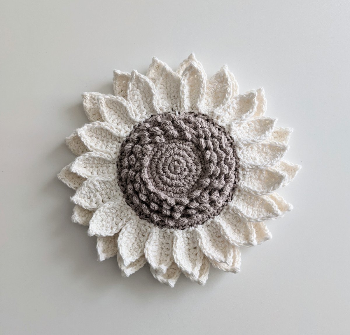 revecoton's tweet photo. Tournesol très cocooning en préparation !

#crochet #crochetaddict #crochetflower #faitmain #faitmainenfrance #handmade #homemade #decorationinterieur #deco #decoration #decoflowers #bohemianstyle #creation #creationfrancaise https://t.co/sNpToRQvWC