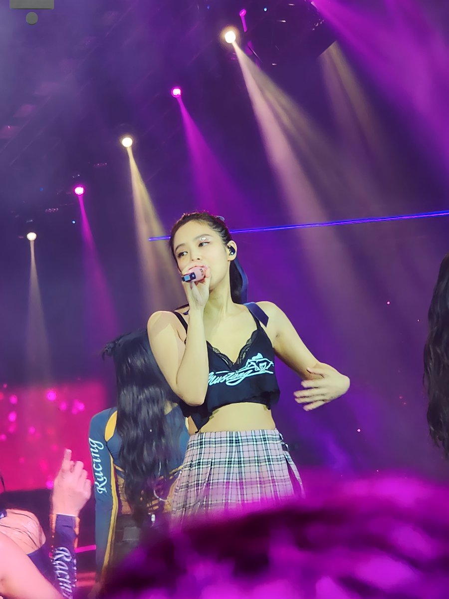 noturfoxy's tweet photo. JENNIE JENNIE JENNIEEEE. 🫰 https://t.co/YLcLOcTwkM
