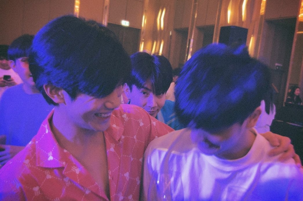 TINGGTAWAN's tweet photo. ครบจบในรูปเดียว ..เมนทั้งสอง ✨🤟🏻💙 #Tawan_V #Fourthnattawat #GmmtvOuting2023 https://t.co/pceIYGY5Po