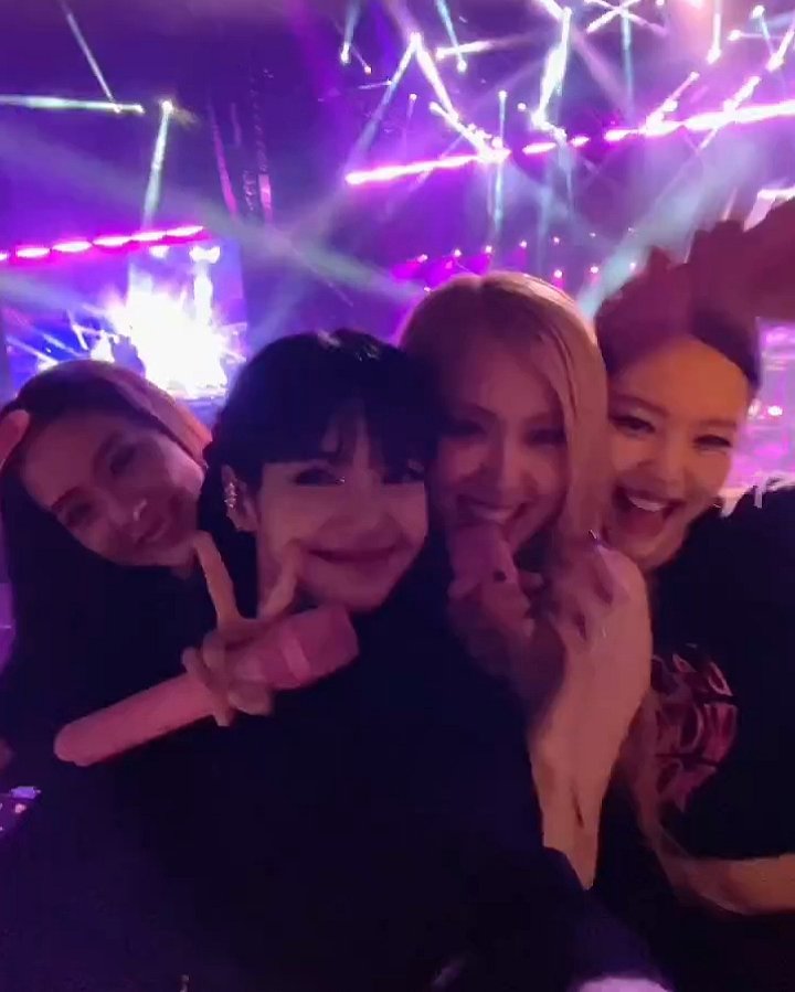 _Itsme_Purple's tweet photo. MAHIGPIT NA YAKAP PARA SA LAHAT NG NAKAKARANAS NG PCD😭😭😭 DINALA NA ATA NG BLACKPINK YUNG KALULUWA KO😭😭😭 PANAGUTAN NYO AKO MGA BEH @BLACKPINK https://t.co/4QJzUCR9m4